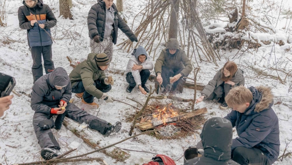 Kääpa kooli 9. klassi õpilased lõkkel kartuleid ning vorste küpsetamas. Hiljem sai neid leiv, või ja soolaga mekkida ning peale rüübata ämbris keedetud vaarikavarreteed. Taamal paistab alustatud onniehitus. FOTOD: Aigar Nagel